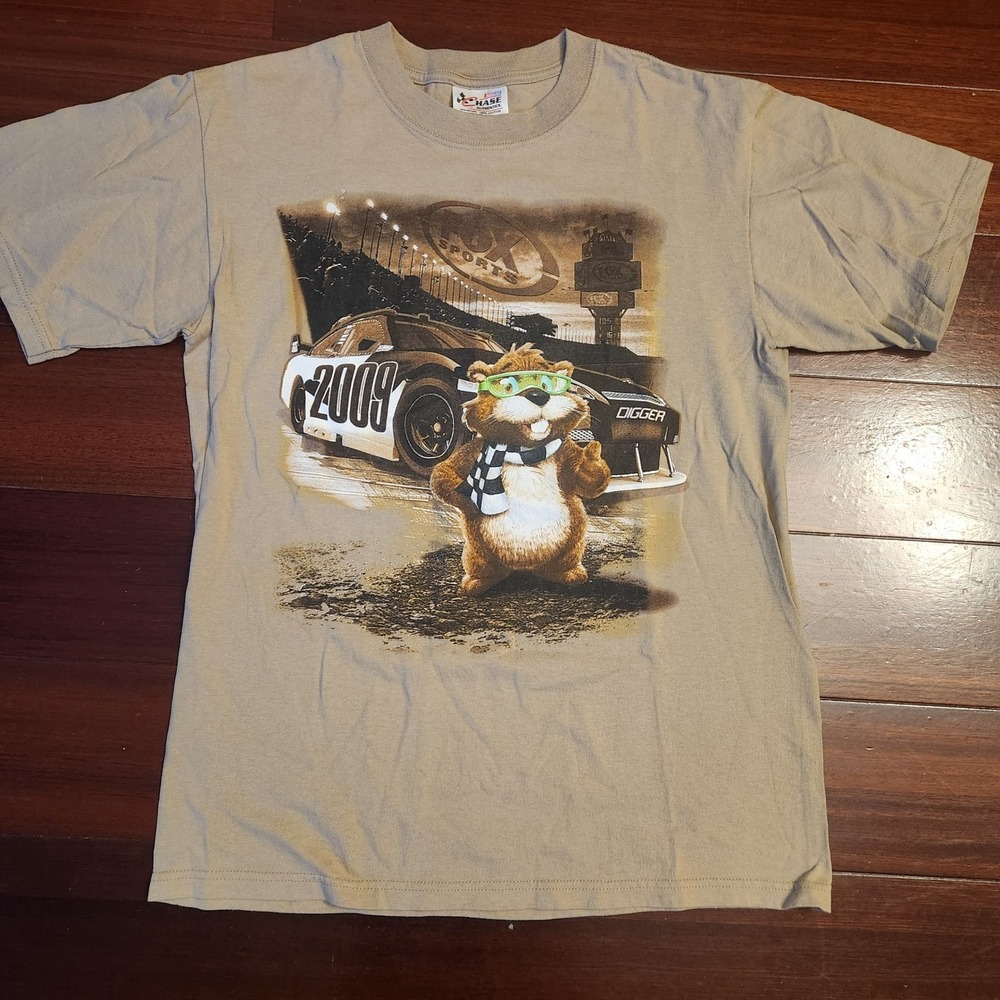 Chase Authentics NASCAR 2009 Fox Sports Digger Gopher Graphic T-Shirt Tan Mens M
